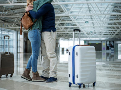 Coppia che si abbraccia in aeroporto