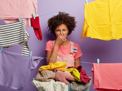 Come togliere l’odore di sudore dai vestiti: i trucchi che funzionano