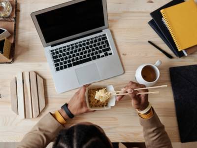 Mangiare alla scrivania