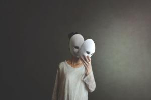Donna con una maschera sul volto
