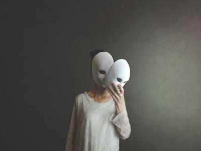 Donna con una maschera sul volto