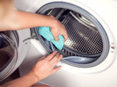 I trucchi per pulire al meglio la lavatrice da muffa e cattivi odori