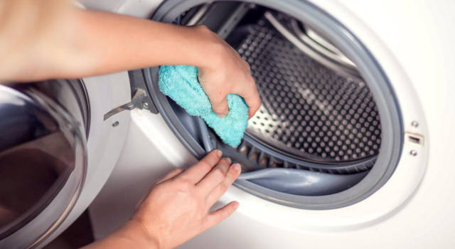 I trucchi per pulire al meglio la lavatrice da muffa e cattivi odori