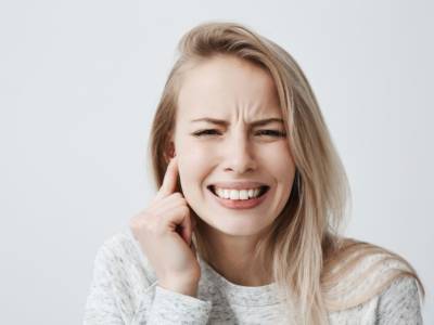 Ragazza con mal d'orecchie