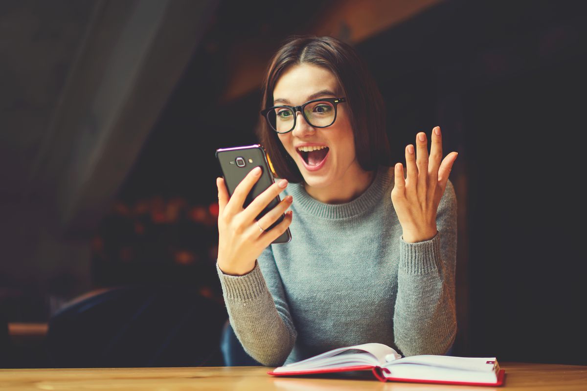 Ragazza con smartphone