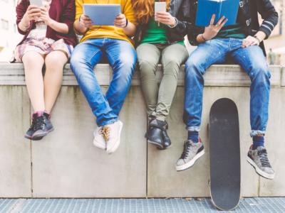 ragazzi gambe studenti