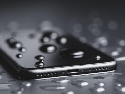 Come recuperare e asciugare un iPhone caduto in acqua?