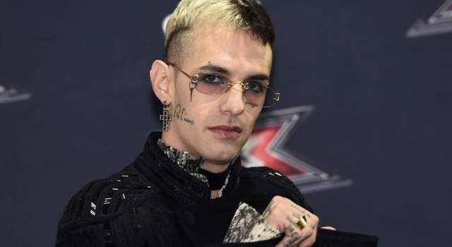 Achille Lauro, all&#8217;Eurovision 2022 in western style: Gucci firma il suo look cowboy