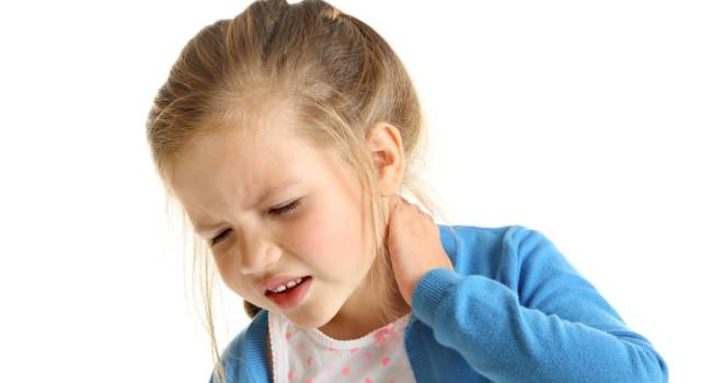 Quali sono le cause del mal di collo nei bambini e come si cura?