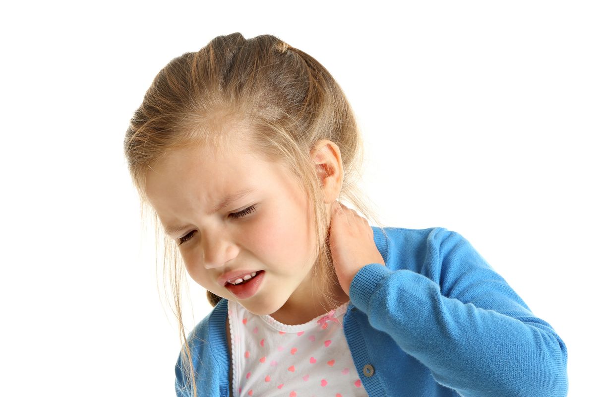Bambina con dolore al collo
