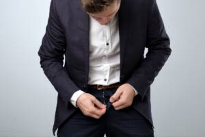Un uomo con la cerniera rotta nei pantaloni