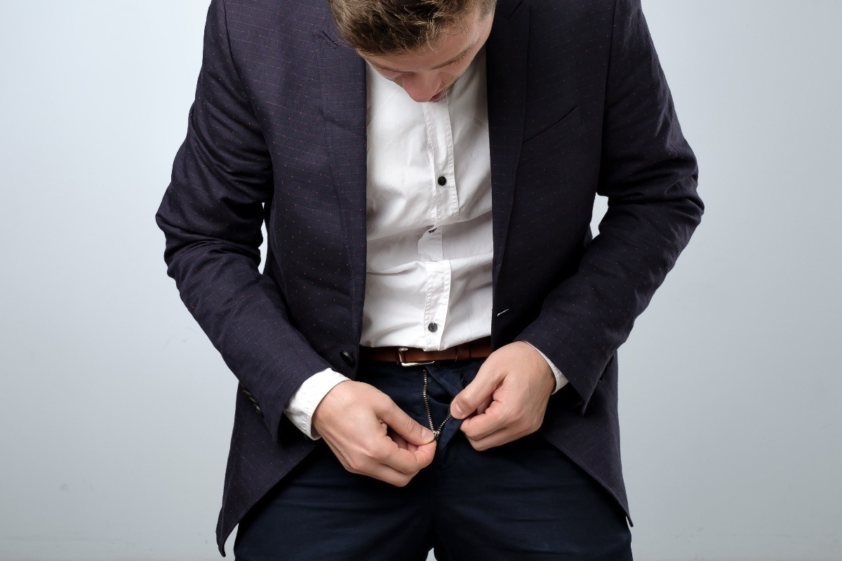 Un uomo con la cerniera rotta nei pantaloni