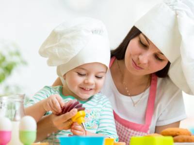 Mamma e bimbo cucinano