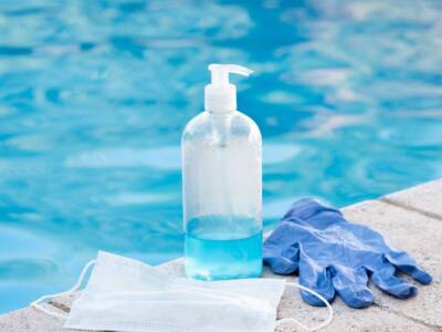 Piscina con igienizzante, guanti e mascherina
