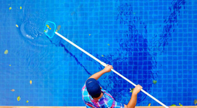 Come pulire la piscina: le regole da seguire per un risultato perfetto