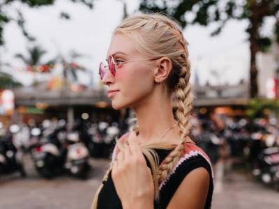 ragazza con treccia ai capelli