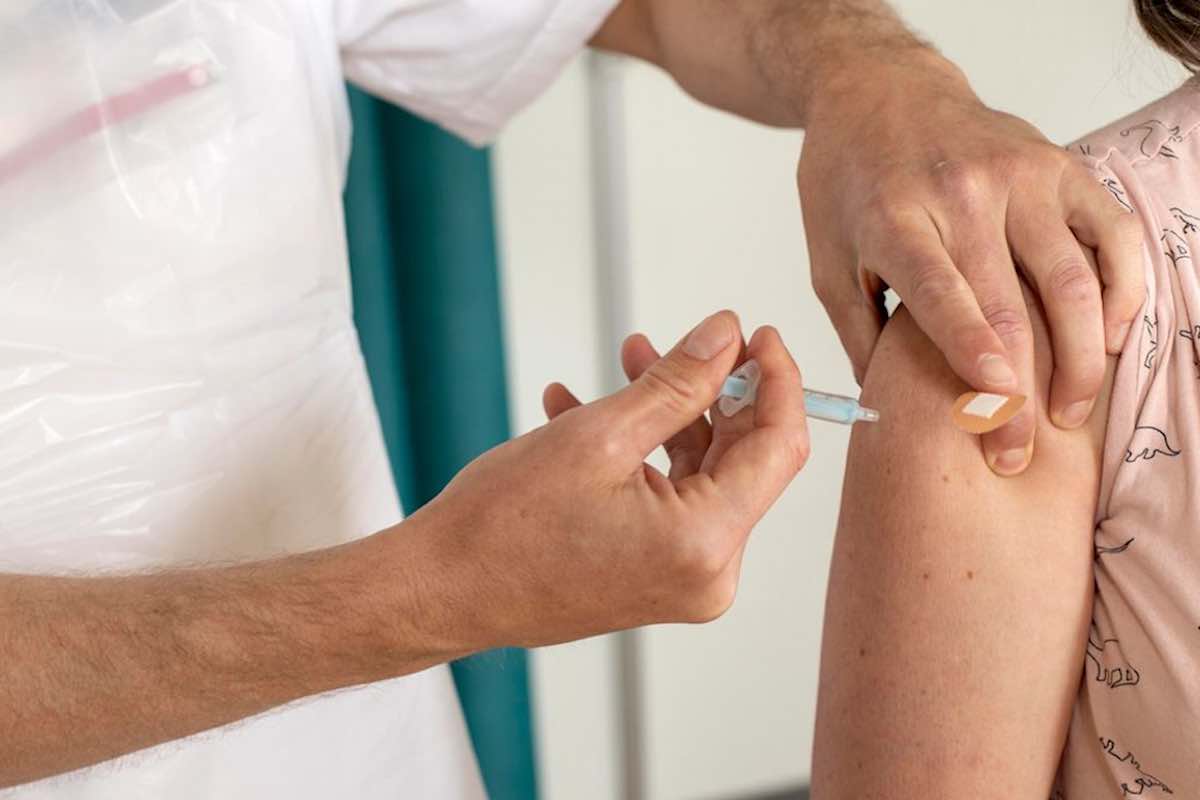 Vaccino iniezione braccio donna