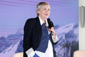 Sabrina Gandolfi interviene sul palco durante l’evento Airbnb per Milano Cortina 2026