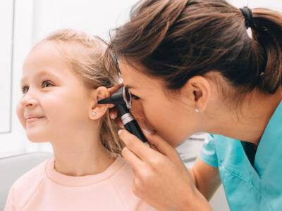 RD_Bambina_dottore_udito