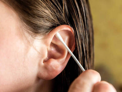 Come pulire le orecchie nel modo corretto: le regole da seguire