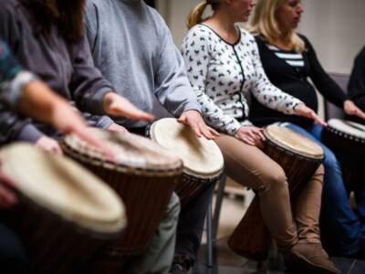 persone suonare tamburo