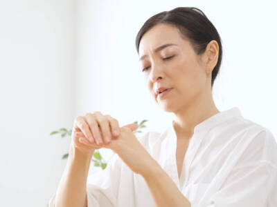 donna con male alle mani