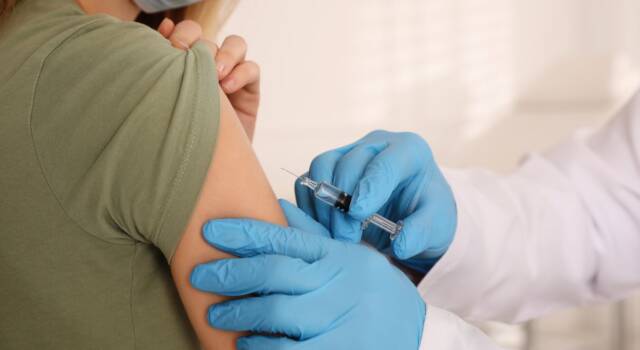 Medico si presenta all&#8217;hub vaccinale con un braccio di silicone: denunciato