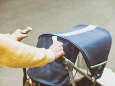 L’errore da non fare d’estate: coprire il passeggino del neonato con un lenzuolino