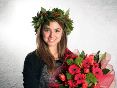 ragazza laurea bouquet corona trionfale alloro