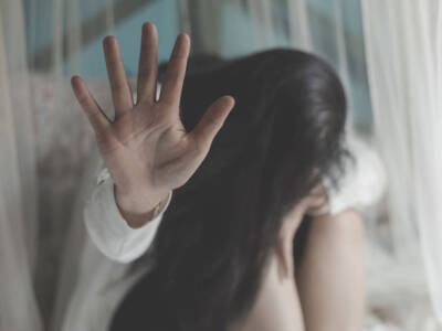 ragazza con la mano alzata contro violenza