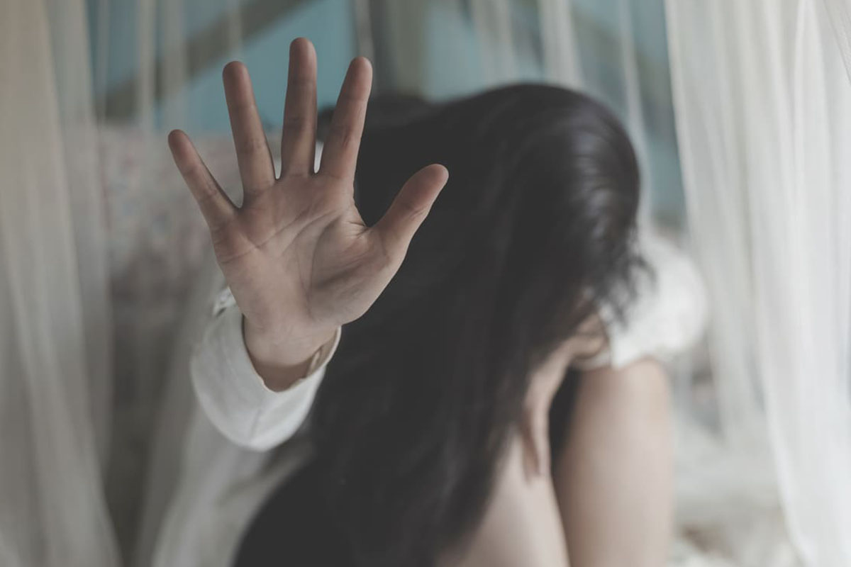 ragazza con la mano alzata contro violenza