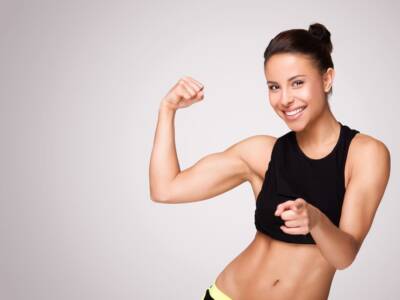 Donna che mostra i musicoli