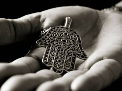 Mano di Fatima: significato e leggenda dell’amuleto sacro a diverse religioni