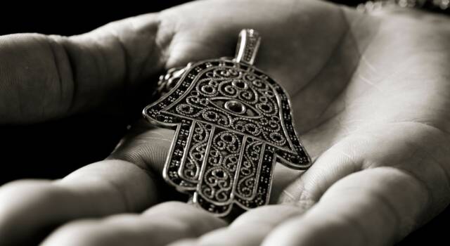 Mano di Fatima: significato e leggenda dell&#8217;amuleto sacro a diverse religioni