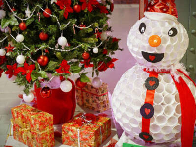 Pupazzo di neve con bicchieri