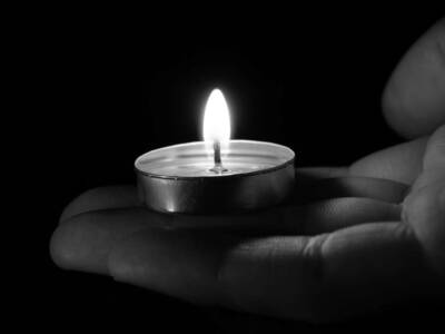 lutto mano candela