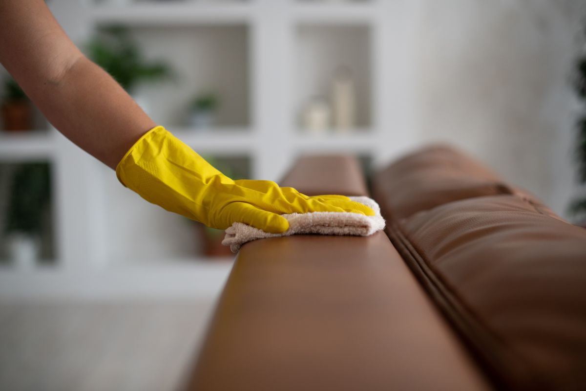 Come pulire il divano in ecopelle senza rovinarlo