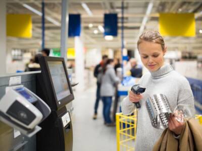 Ikea lancia i nuovi mobili “smart” che ricaricano il telefonino