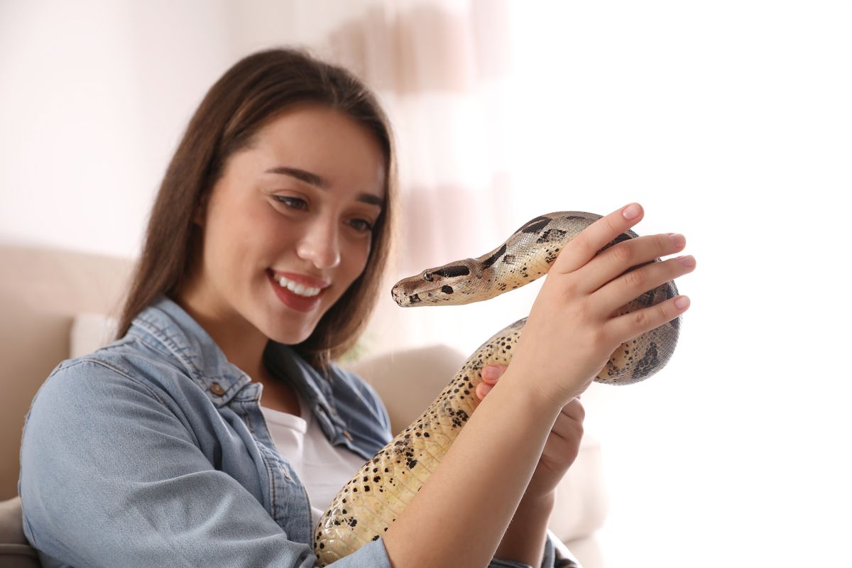 ragazza con boa constrictor