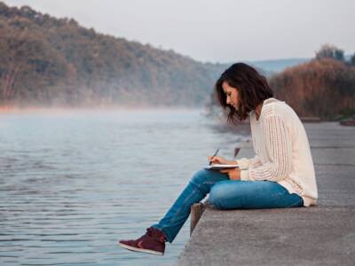 ragazza scrivere fiume