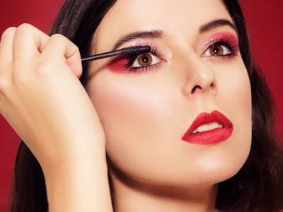 ragazza trucco make up mascara occhi