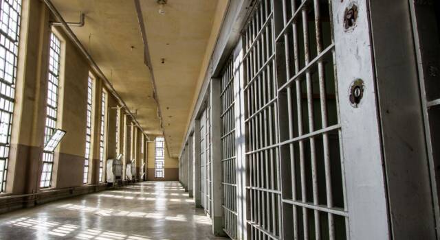 Quattro guardie carcerarie daranno un figlio ad un gangster che sconta 20 anni di carcere