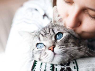 donna con gatto