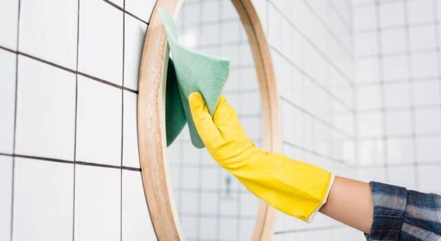 Come pulire gli specchi in modo semplice e del tutto naturale