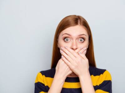ragazza mani sulla bocca