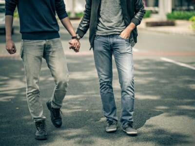 Grave episodio in un condominio di Torino: insulti e minacce nei confronti di una coppia omosessuale
