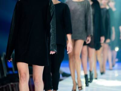 Givenchy sfila alla New York Fashion Week per i 10 anni di Riccardo Tisci – VIDEO