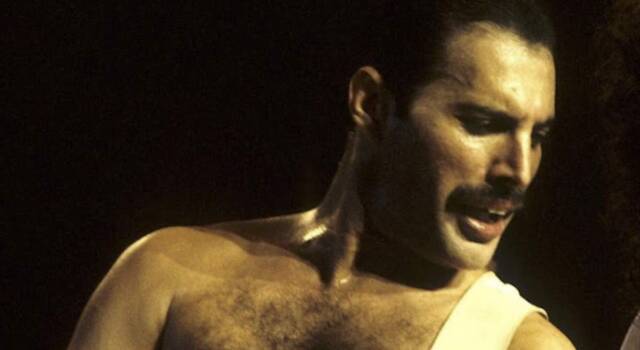Freddie Mercury, all&#8217;asta la sua collezione privata: c&#8217;è anche la corona di Sant&#8217;Edoardo