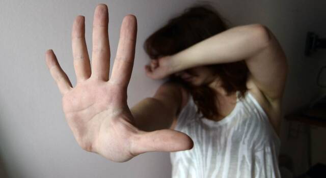 Violenza sulle donne, cosa fare per aiutare una vittima: consigli e recapiti