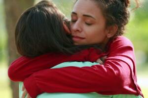 abbraccio ragazza amicizia